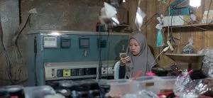 21_Indonesia_woman-using-mobile-phones_DFS-(3) 1